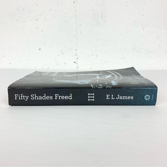 Fifty Shades Freed E.L. James 3rd Book in the Trilogy Romance Vintage Books 2012 - Picture 3 of 15